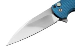 Pro-Tech Malibu Mike Irie Custom 2023, Blue Titanium Handle, Gold Lip Pearl Button, Wharncliffe Blade, Navaja -Luz de Acero PH2023MalibuCustom001 03 protech