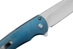 Pro-Tech Malibu Mike Irie Custom 2023, Blue Titanium Handle, Gold Lip Pearl Button, Wharncliffe Blade, Navaja -Luz de Acero PH2023MalibuCustom001 05 protech